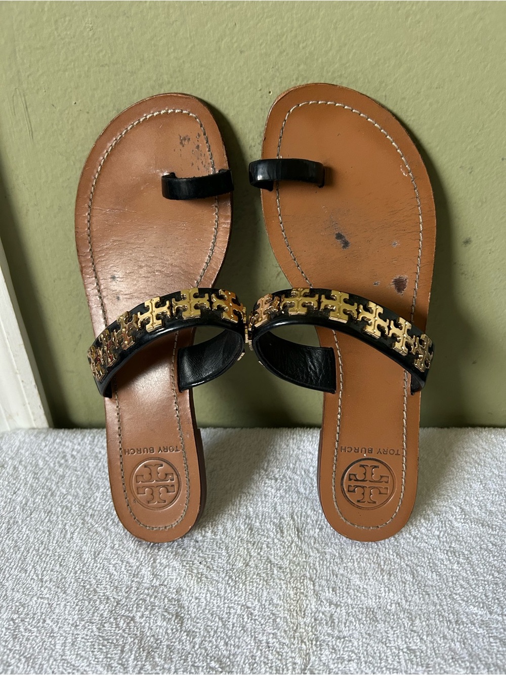 Tory Burch Black and Gold Logo-Accent Leather Thong Sandals